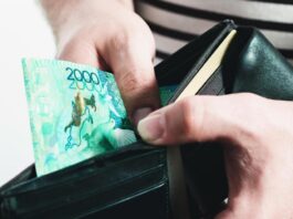 Для более трети казахстанцев заработка хватает только на продукты и одежду