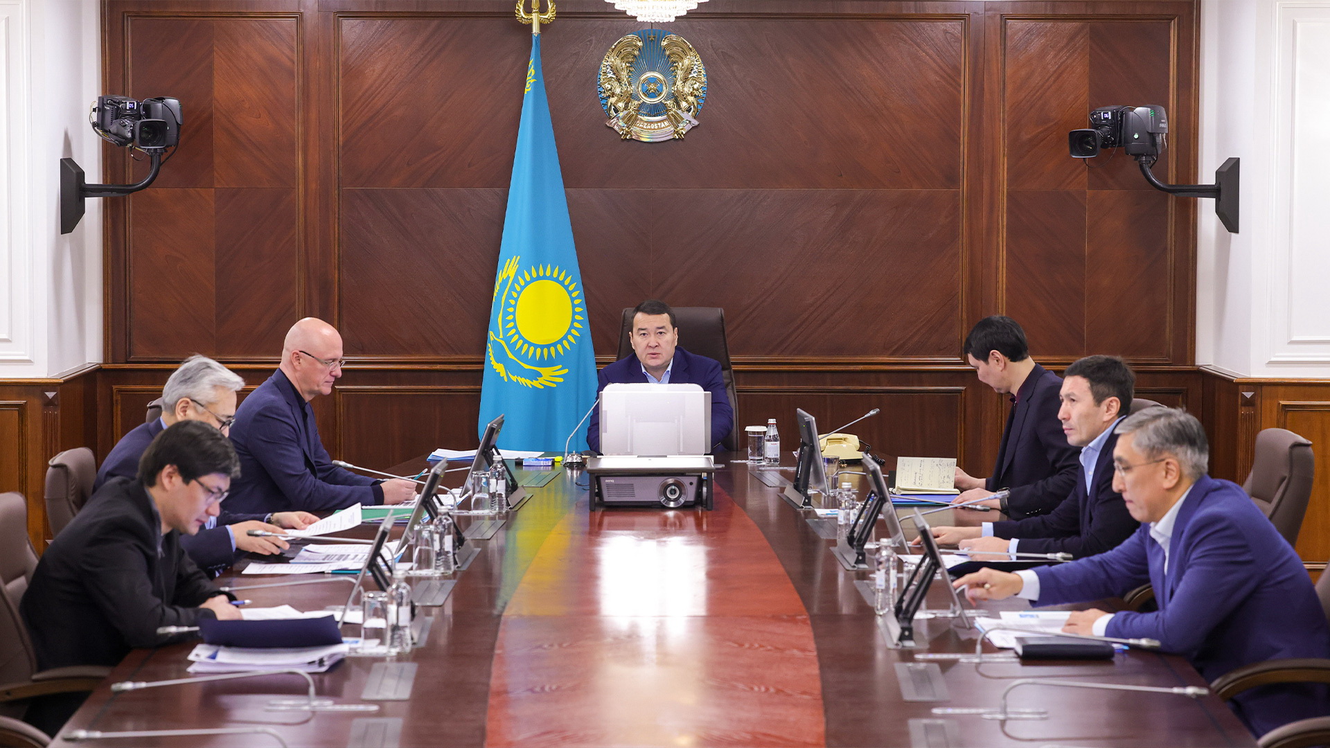 Сайт правительства казахстана. Совещание у президента Казахстана. Кабинет министров.